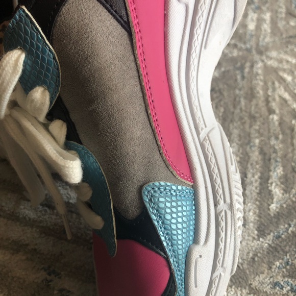 Shoes - Picture 7 of 9